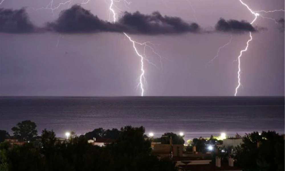 Ζημιές και δεκάδες κλήσεις στην πυροσβεστική από την χθεσινή καταιγίδα σε Βόλο, Λάρισα και Τρίκαλα
